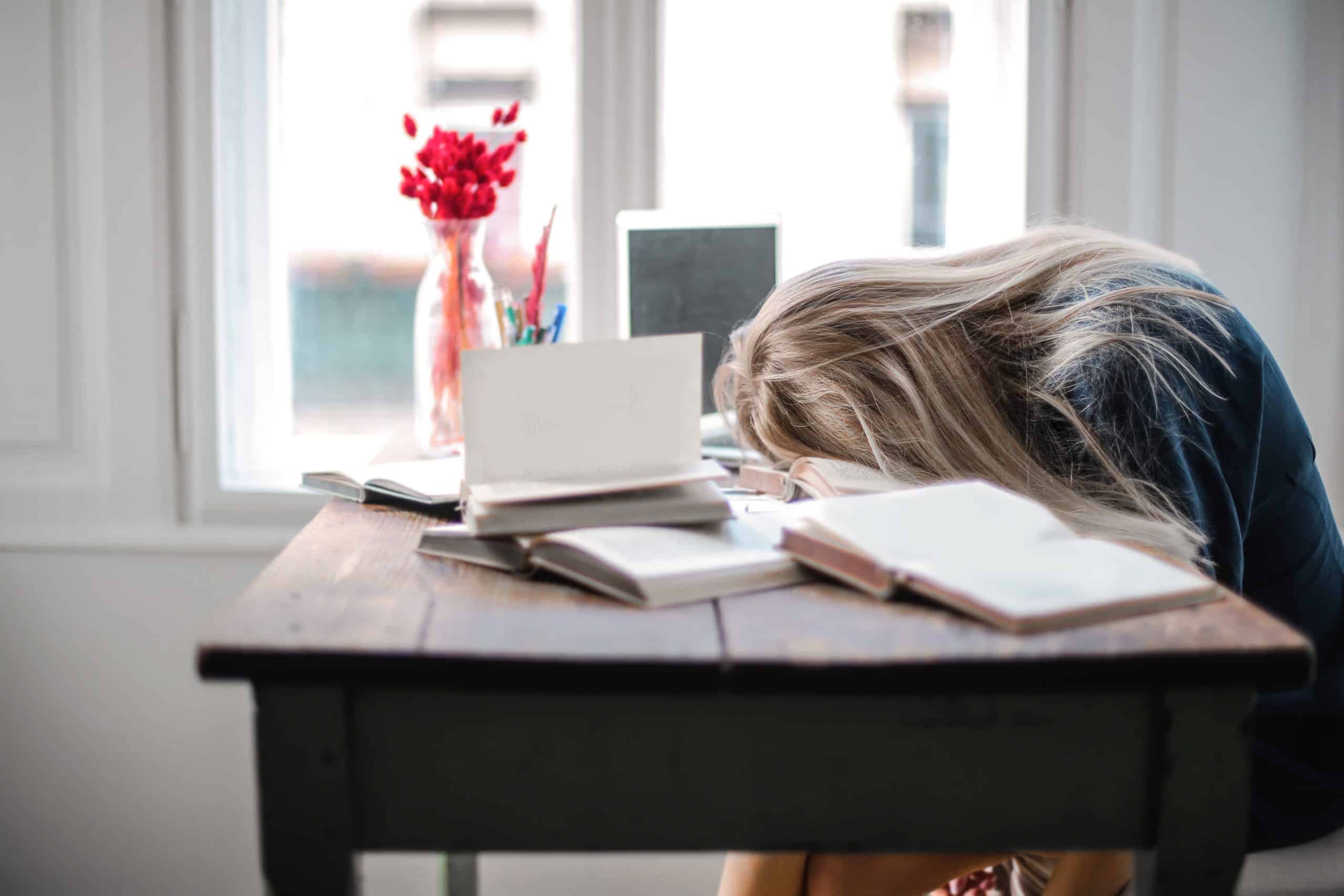 Exemple de sieste au bureau par une salariée