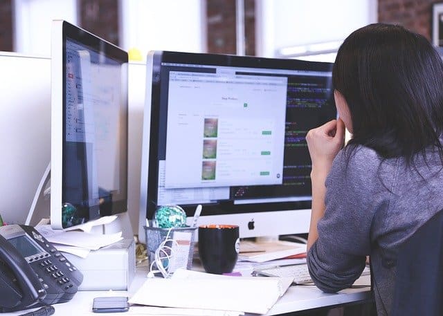 femme accro au travail