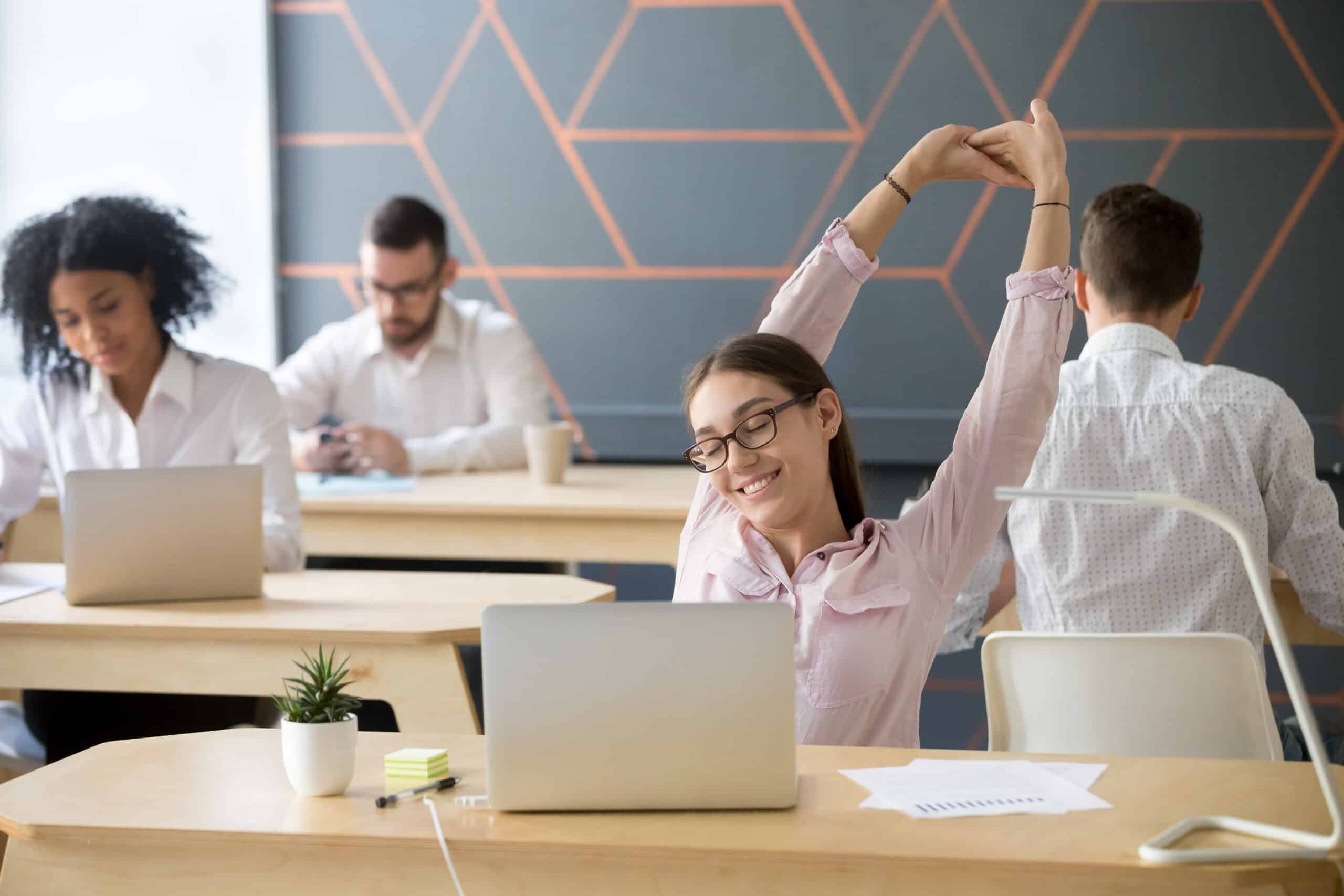 Bien fait du massage en entreprise sur des salariés