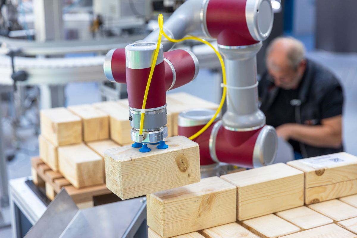 Robot collaboratif travaillant aux côtés d'un opérateur