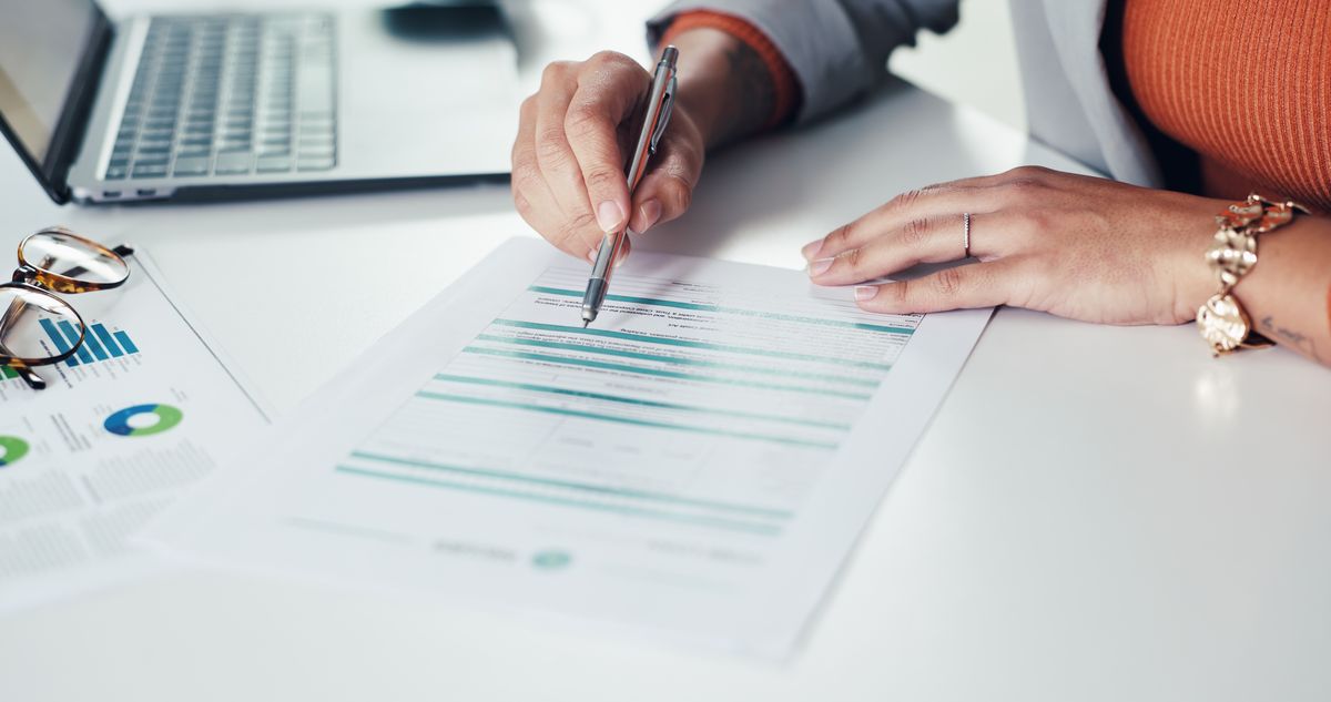 Relecture d'un document de charte en entreprise
