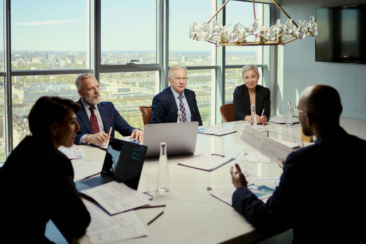 Élus du CSE échangeant autour d'une table de réunion
