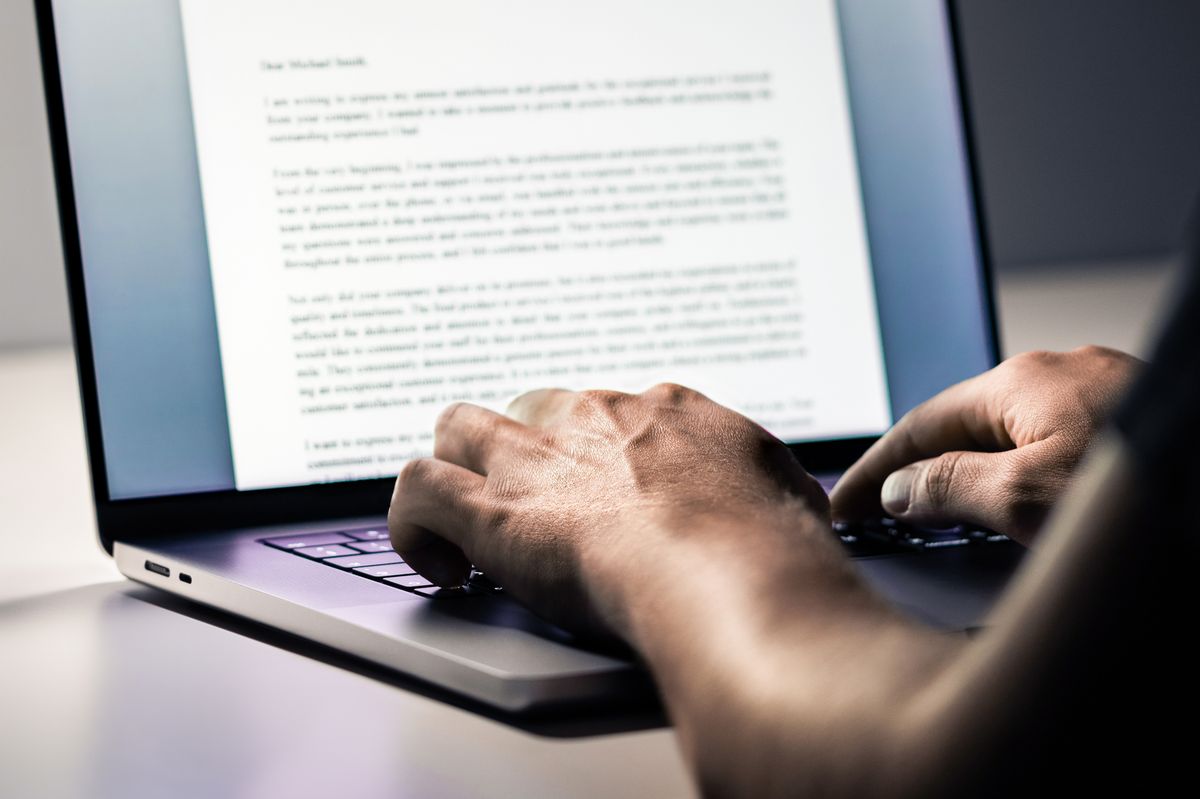 Rédaction d'un courrier sur ordinateur portable